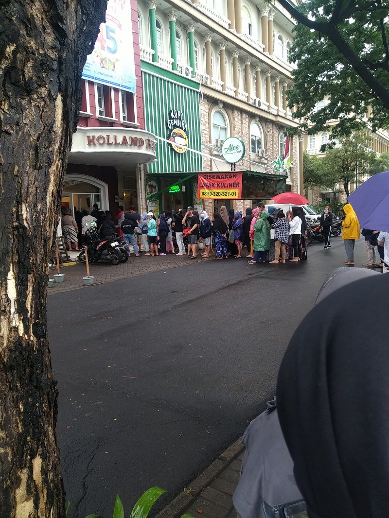 Pembeli antri di depan toko roti Holland Bakery di Jakarta