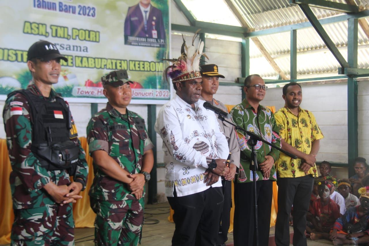 Bupati Keerom, Piter GUsbager, S.HUT., MUP., di dampingi TNI-Polri dalam sambutan Perayaan Natal di Kampung Towe