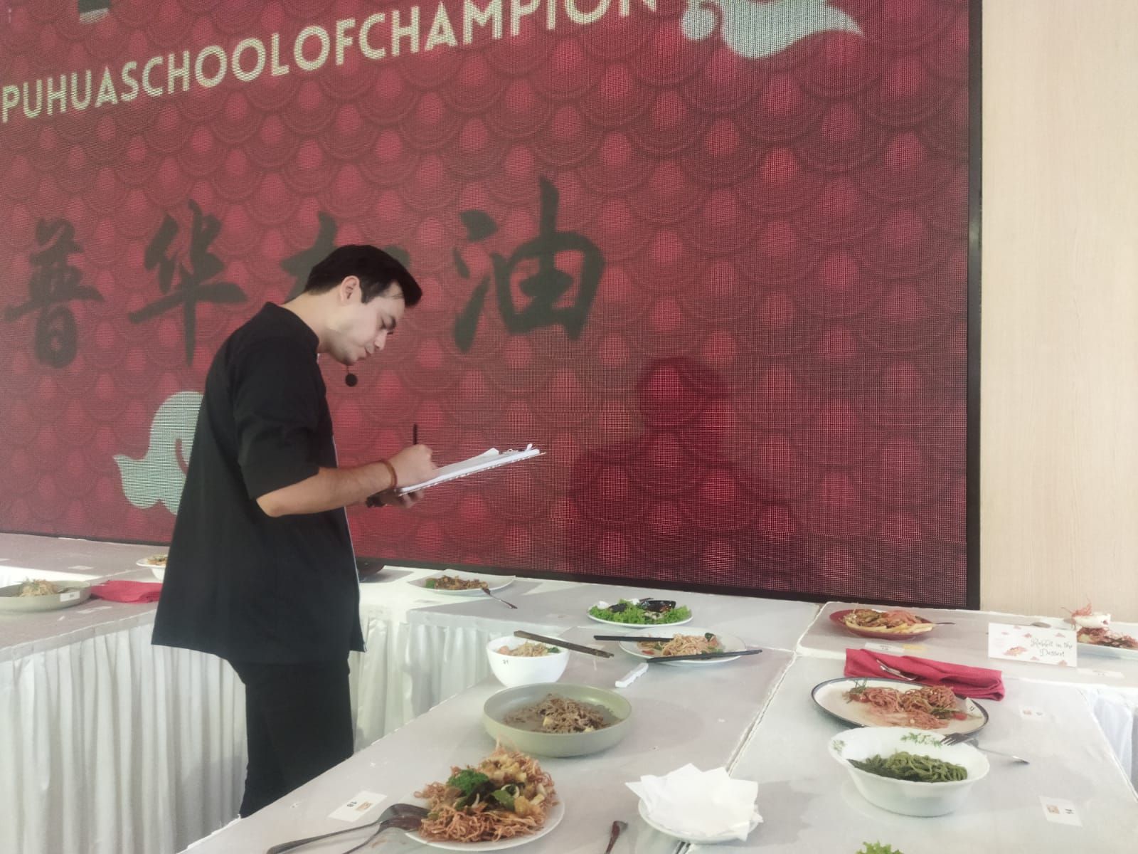 Chef Steby sedang melakukan penilaian di Mocaf Noodle Cooking Competition 