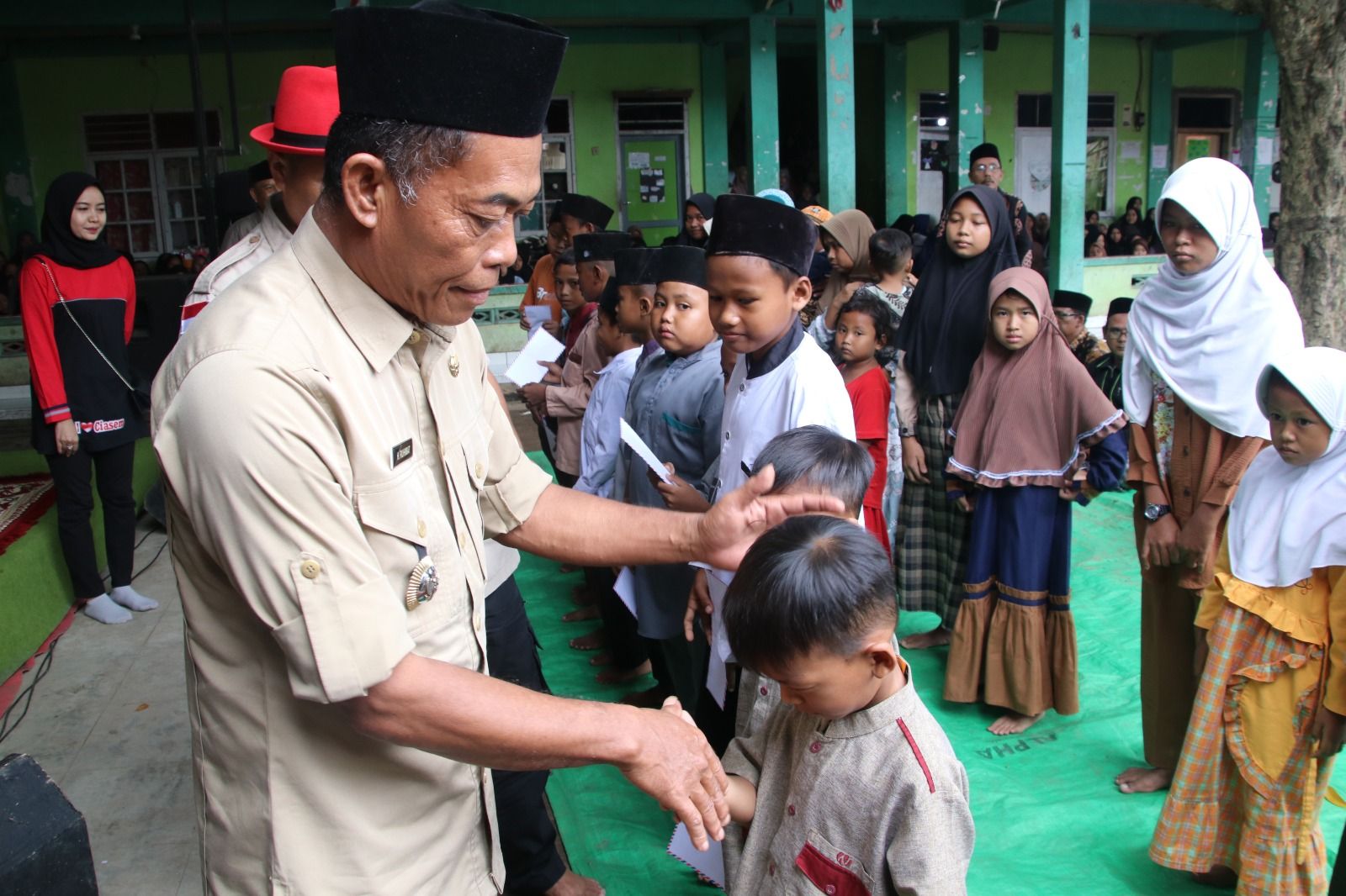 Bupati Subang H. Ruhimat kunjungi Ponpes Assalfiyah Ciasem Kabupaten Subang memberikan bantuan dan santunan.
