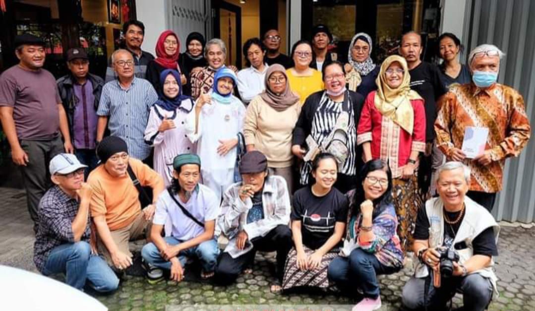 Sulis Bambang (berdiri di belakang nomor 4 dari kiri) bersama sebagian hadirin, seusai peluncuran buku kumpulan Cerpennya 'Surga di Mana'