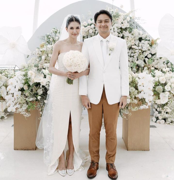 Mikha Tambayong menikah dengan Deva Mahenra mengenakan gaun putih milik sang ibu.