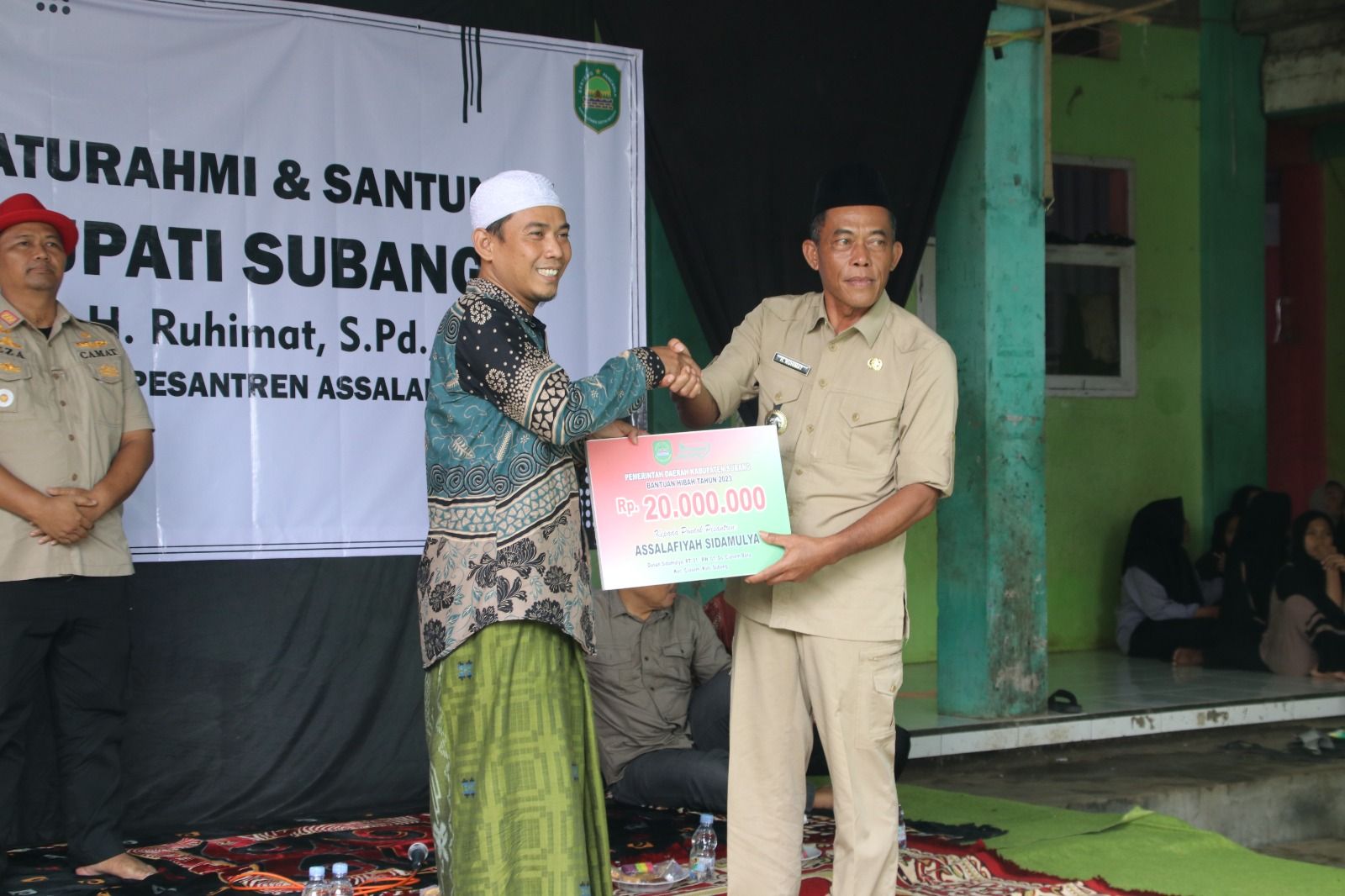 Bupati Subang H. Ruhimat salurkan Hibah Pemkab Subang untuk Ponpes Assalafiyah Ciasem sekaligus santuni puluhan anak yatim.