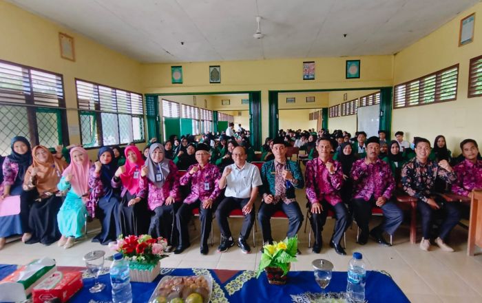 Kajari Tebo, Dr Dinar Kripsiaji foto bersama mahasiswa dan mahasiswi IAI Tebo usai memberikan pembekalan magang.