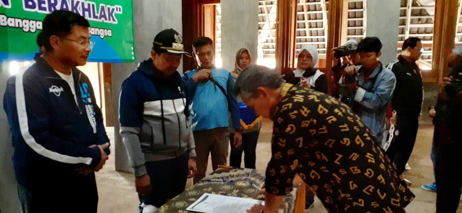 Para Kepala SKPD se-Sumedang tandatangani Perjanjian Kerjasama (PK) di hadapan Bupati dan Wakil Bupati Sumedang di Gedung Geotheater Rancakalong.
