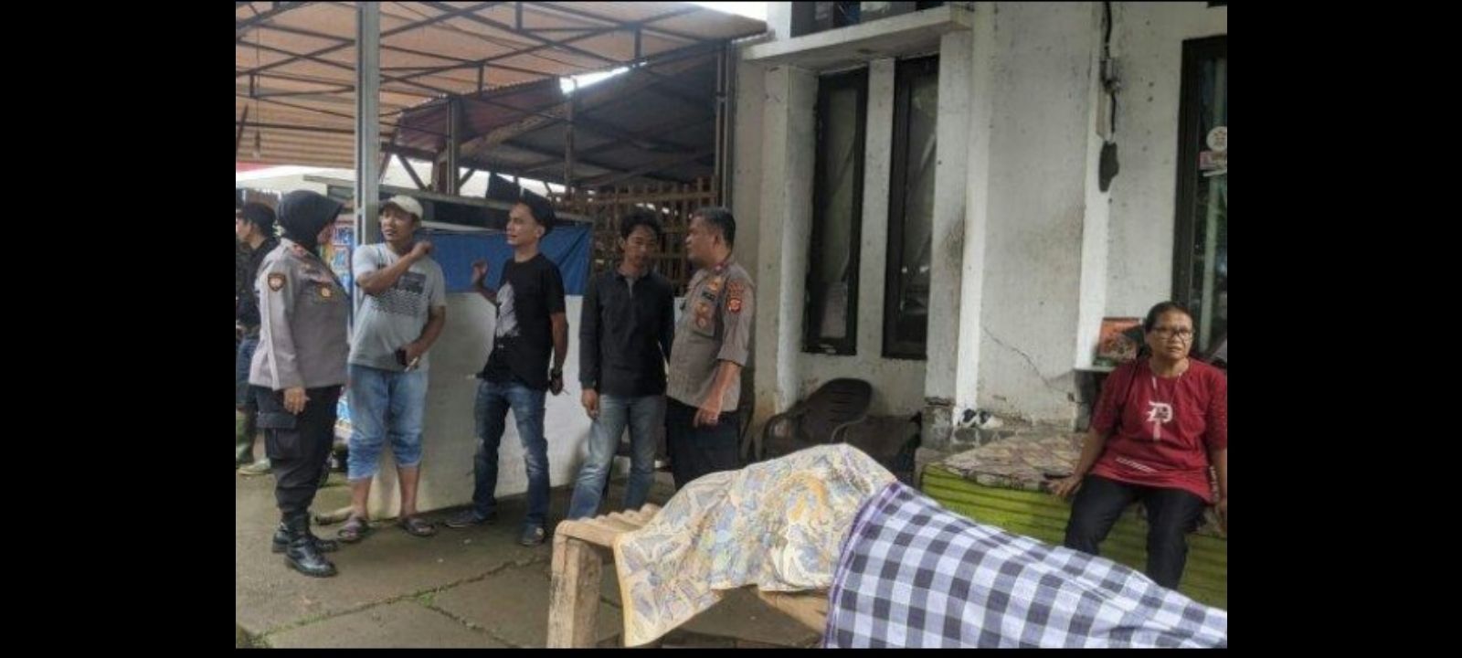 Kapolsekta Subang Kompol Yayah Rokayah langsung turun ke lokasi kejadian usai terima laporan temuan seorang pria meninggal di warung dekat SPBU Ranggawulung. 