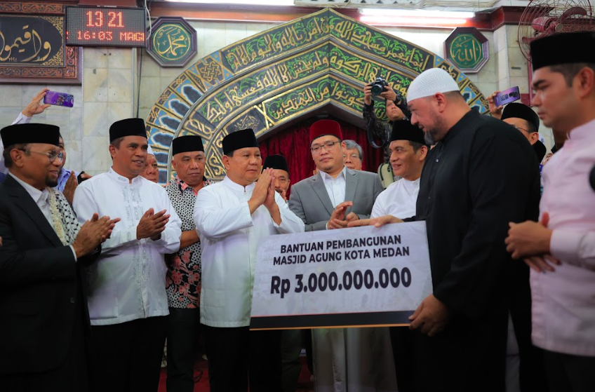 Penyerahan bantuan secara simbolis ke Masjid Agung Kota Medan