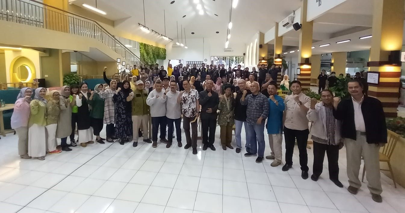 Foto bersama usai pembubaran panitia reuni akbar SMAN 9 Bandung 54 angkatan, Sabtu 28 Januari 2023