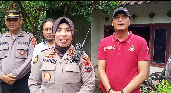 Kapolsek Losari AKP Umi Antum Farich beri keterangan kepada awak media usai memberikan bantuan sambungan listrik gratis. 