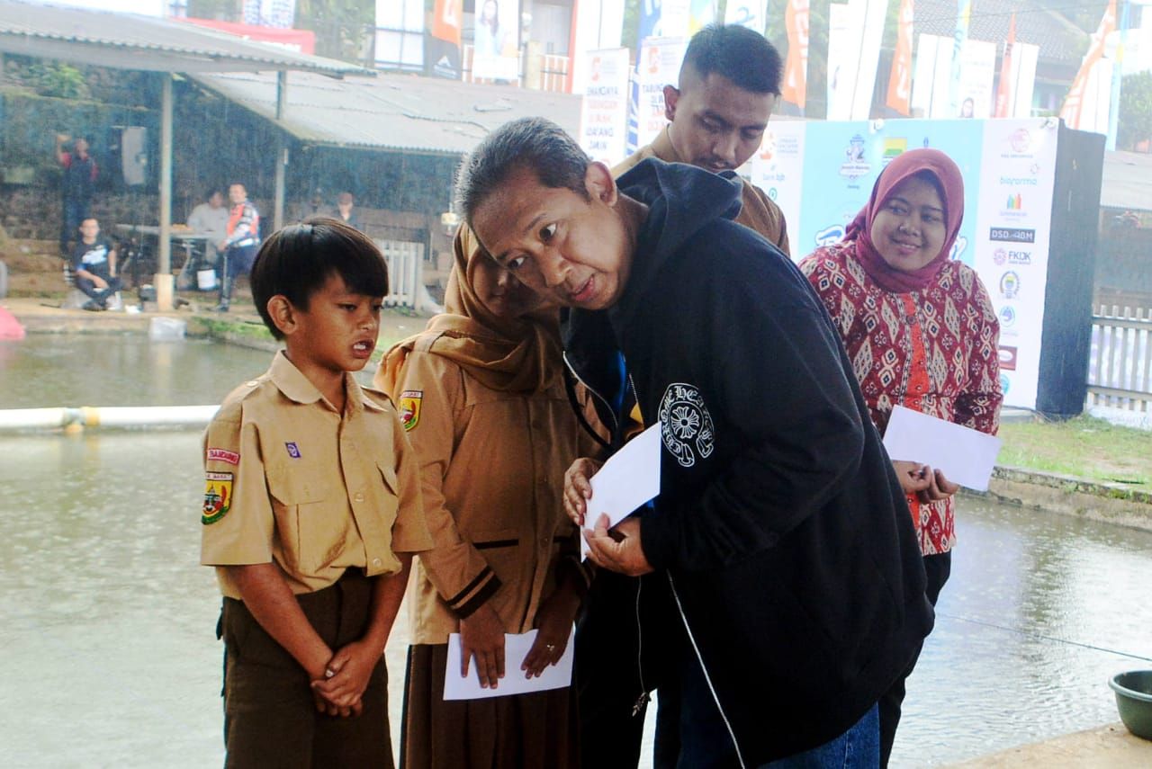 Wali Kota Bandung, Yana Mulyana memberikan donasi pendidikan bagi siswa dan guru honorer, saat berlangsung Fun Fishing Piala Wali Kota Bandung,di Situ Manglayang, Sabtu 28 Januari 2023