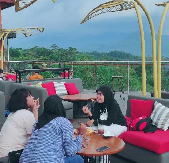 Suasana outdoor, asri dan menyejukkan di De Boekit Cafe, Bogor.* 