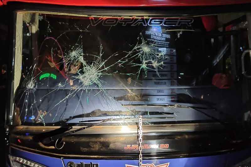 Ilustrasi bus rusak - Akibat batu yang dilemparkan suporter Persita ke bum tim Persis Solo, satu orang ofisial dikonfirmasi alami luka.