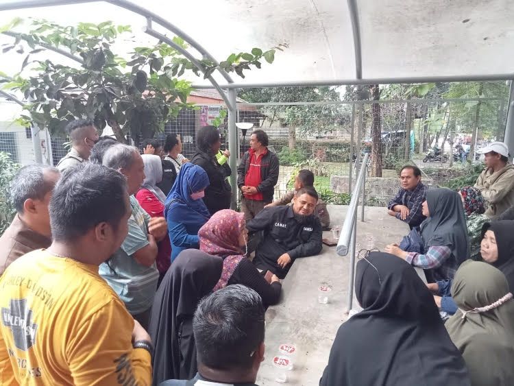 Camat Tanah Sareal, Sahib Khan (tengah berbaju hitam) saat dialog dengan para pedagang Taman Heulang Bogor, Minggu, 29 Januari 2023.