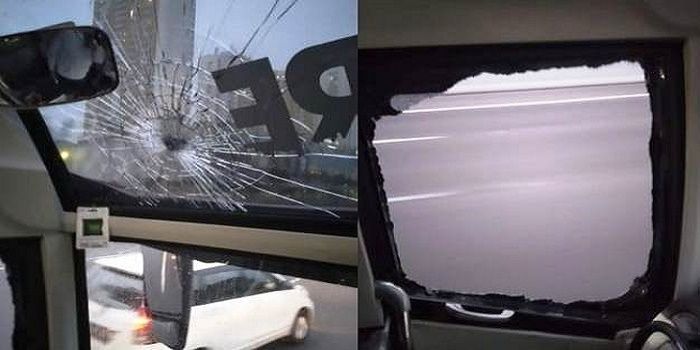 Kaca bus pemain serta official Persis Solo pecah terkena lemparan batu, diduga dilayangkan oknum suporter Persita Tangerang. (Foto: Instagram/pagarhijaumanahan)