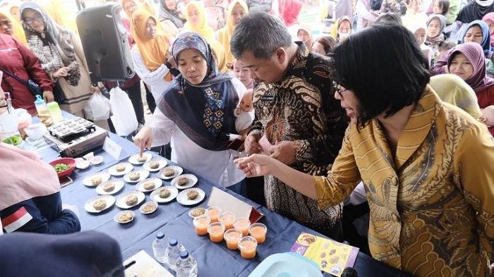 Dirjen Kesmas Kemenkes RI dr Maria Endang Sumiwi (kanan) didampingi Bupati Garut Rudy Gunawan mennjau stand olahan makanan bergizi pada Festival Rumah Gizi yang diselenggarakan PD 'Aisiyah  Garut.