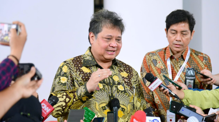Menteri Koordinator Bidang Perekonomian Airlangga Hartarto dalam keterangannya kepada awak media usai menghadiri pembukaan Rapat Koordinasi Nasional (Rakornas) Transisi PC-PEN di Gedung AA Maramis, Jakarta, pada Kamis, 26 Januari 2023. Foto: BPMI Setpres