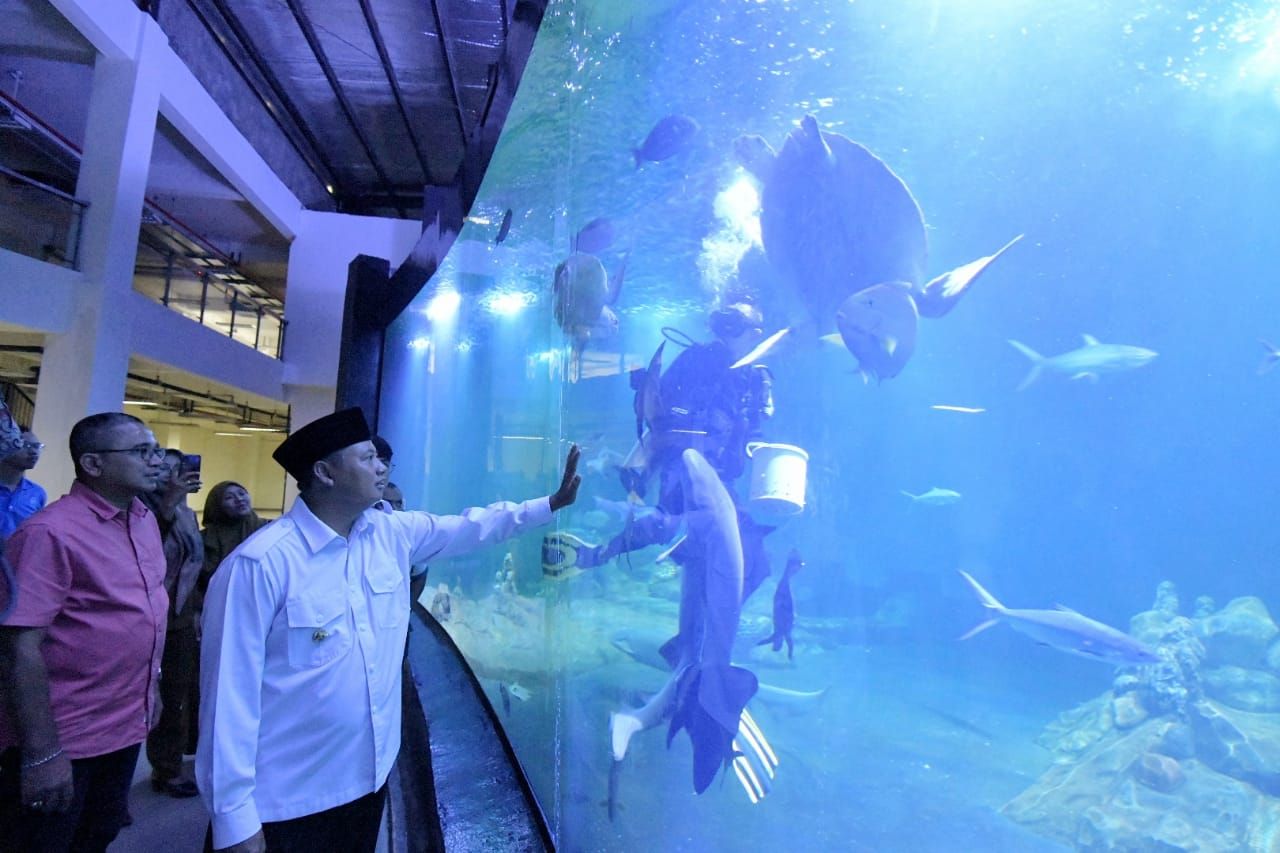 Wakil Gubernur Jawa Barat Uu Ruzhanul Ulum saat meninjau Aquarium Indonesia Pangandaran di Kabupaten Pangandaran, Senin 30 Januari 2023.
