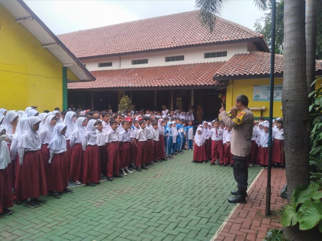 Bhabinkamtibmas kelurahan Gudang Aipda Erik Rojak sedang memberikan himbauan dan tips kepada para siswa-siswi SDN Empang 1