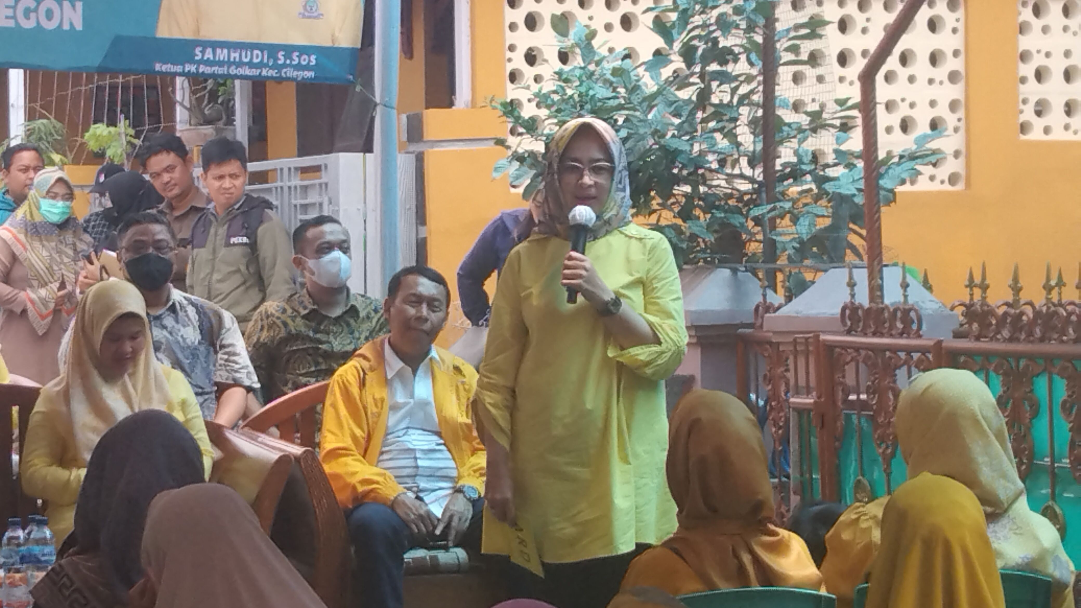 Bakal Calon Gubernur Banten dari Partai Golkar Airin Rachmy Diany saat bertemu warga BBS II Cilegon Banten