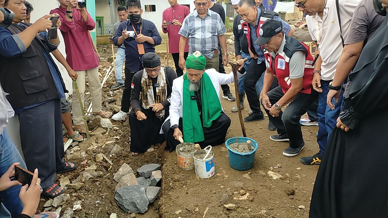 Peletakan batu pertama pembangunan ulang Masjid Al Hikmah di Desa Sarampad Kecamatan Cugenang kabupaten Cianjur Jawa Barat.