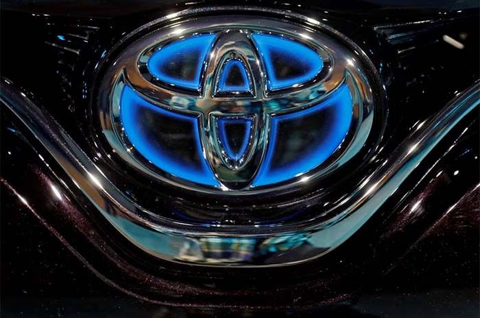 Logo Toyota terlihat di kap mesin mobil listrik Camry Hybrid yang baru diluncurkan di sebuah hotel di New Delhi, India, 18 Januari 2019. 