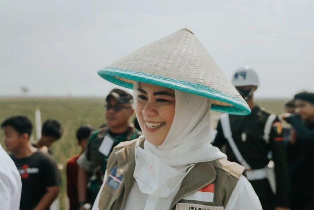 Bupati Karawang Cellica Nurrachadiana