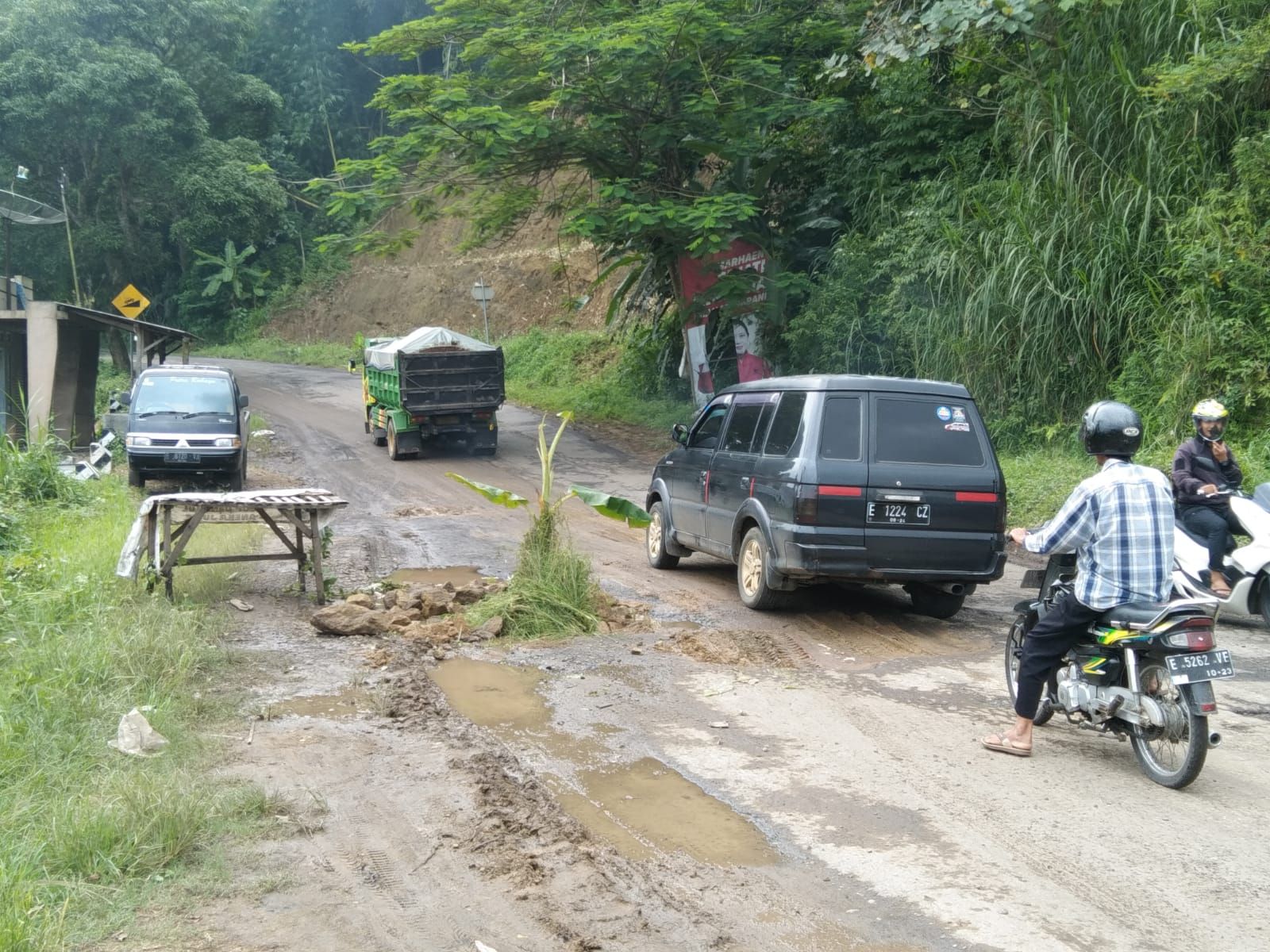 Warga mengeluh, Jalan Provinsi antara Maja-Talaga rusak dan tak kunjung diperbaiki.