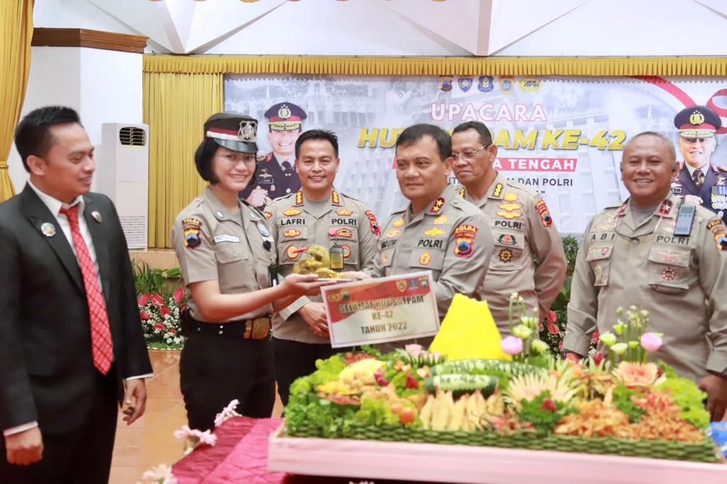 Kapolda Jateng Irjen Pol Ahmad Luthfi memimpin upacara peringatan HUT Satpam ke-42 tahun yang diselenggarakan di Gedung Borobudur Mapolda Jateng