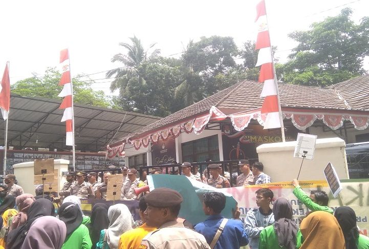 Sejumlah mahasiswa menggelar aksi demo di depan Kantor KPU Pandeglang dan menuding rekrutmen anggota badan Adhoc di Kabupaten Pandeglang tak netral, Senin 30 Januari 2023.