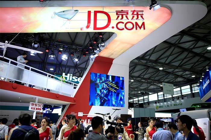 Sebuah papan nama perusahaan e-commerce asal China JD.com terlihat di CES (Consumer Electronics Show) Asia 2016 di Shanghai, China, 12 Mei 2016.