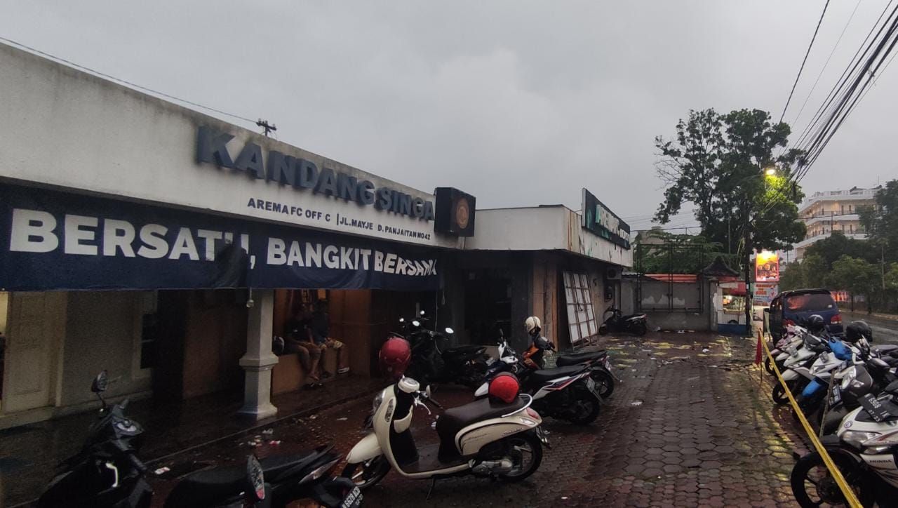 Kantor Arema FC atau Kandang Singa di Jalan Mayjend Pandjaitan No 42, Kota Malang