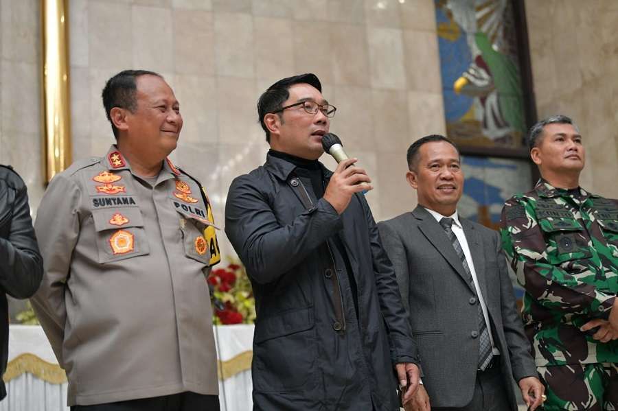 Gubernur Ridwan Kamil saat di Gereja Katedral Bandung.