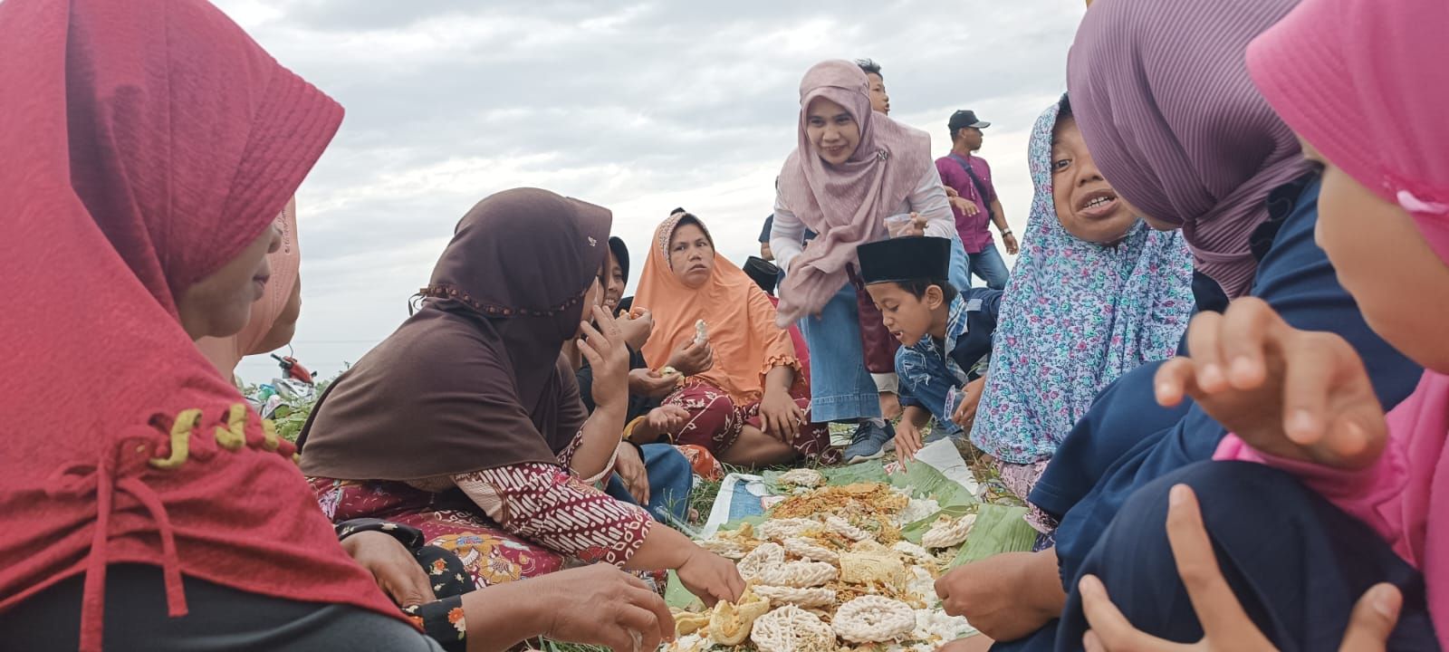 Gembira. Petani di desa Sugihnanik, kecamatan Tanggungharjo, Grobogan gelar doandan makan bersama di ladang. Foto: Media Purwodadi