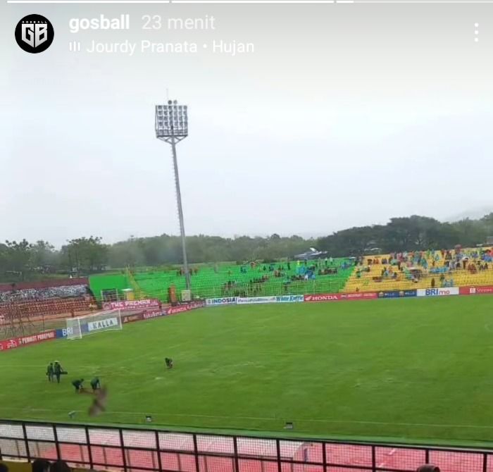 Lapangan Stadion Gelora BJ Habibie Tergenang Air, Laga PSM Makassar vs Rans Nusantara Dihentikan Sementara