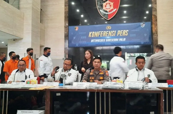 Direktorat Tindak Pidana Siber (Dittipidsiber) Bareskrim Polri mengungkap kejahatan penipuan dengan modus modifikasi APK (aplikasi) dan link phishing, di Mabes Polri, Jakarta, Kamis (19/1/2023). 