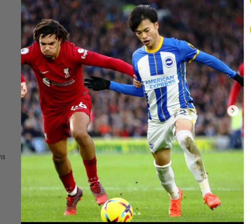 Kaoru Mitoma saat berduel dengan pemain Liverpool