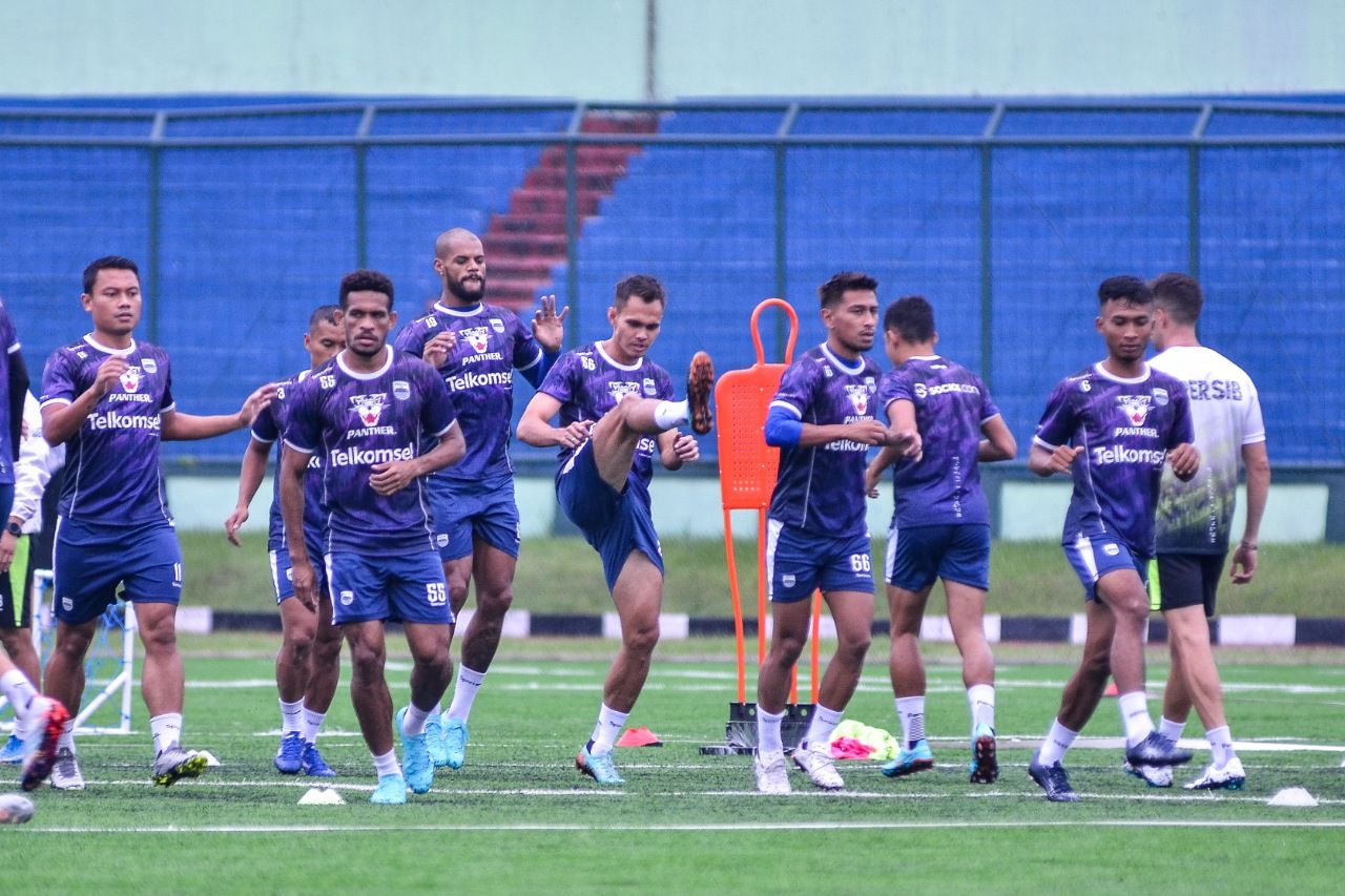 Luis Milla Tak Terbendung, 13 Laga 11 Menang, Kini Persib Bandung Puncaki Klasemen Sementara BRI Liga 1.