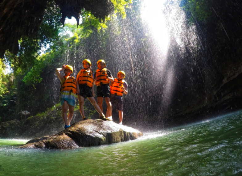Green Canyon atau Cukang tanueh, salah satu destinasi wisata favorit di Pangandaran