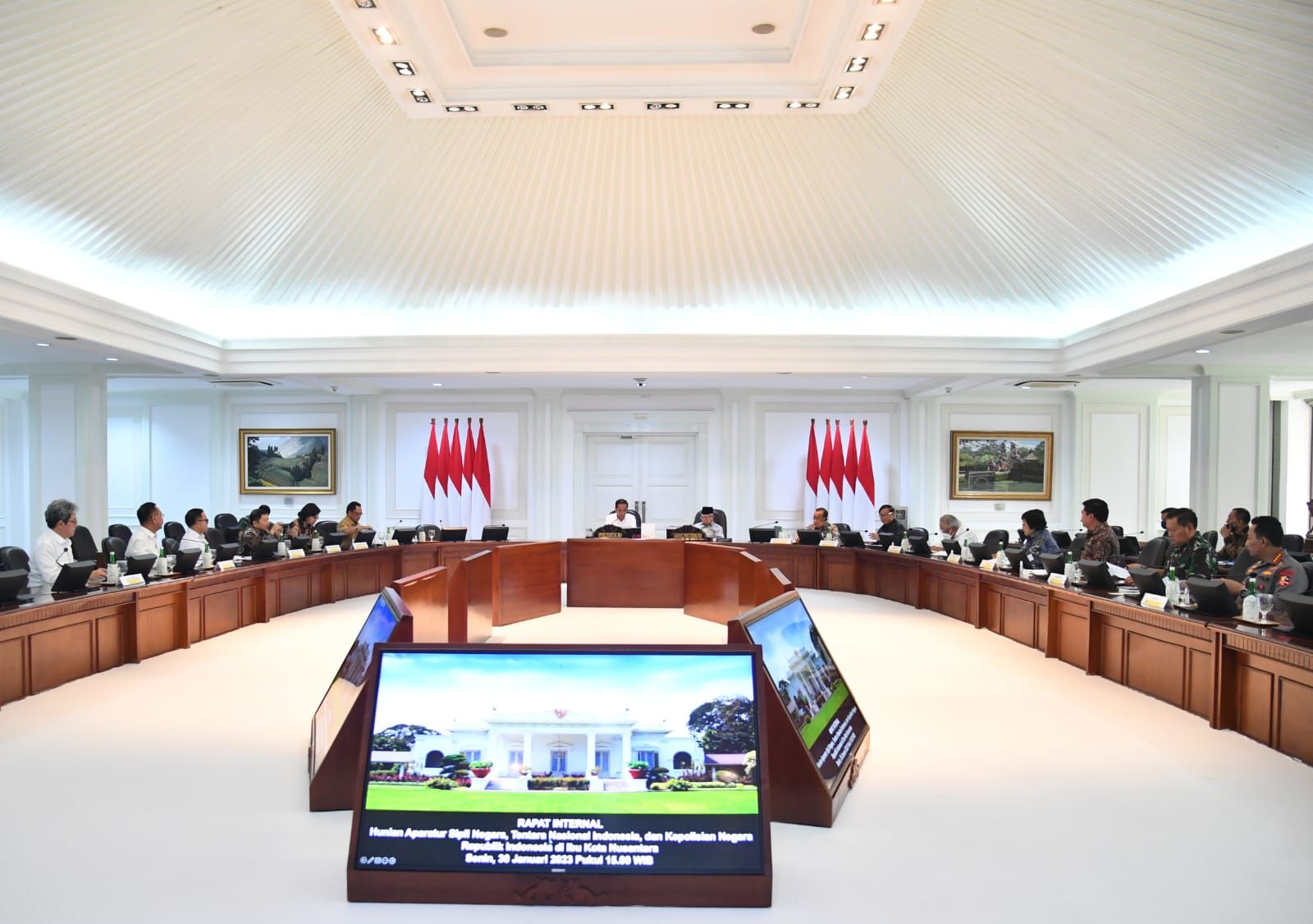 Bertempat di Kompleks Istana Kepresidenan, Jakarta, Senin, 30 Januari 2023, digelar rapat terbatas yang dipimpin oleh Presiden Joko Widodo soal IKN.