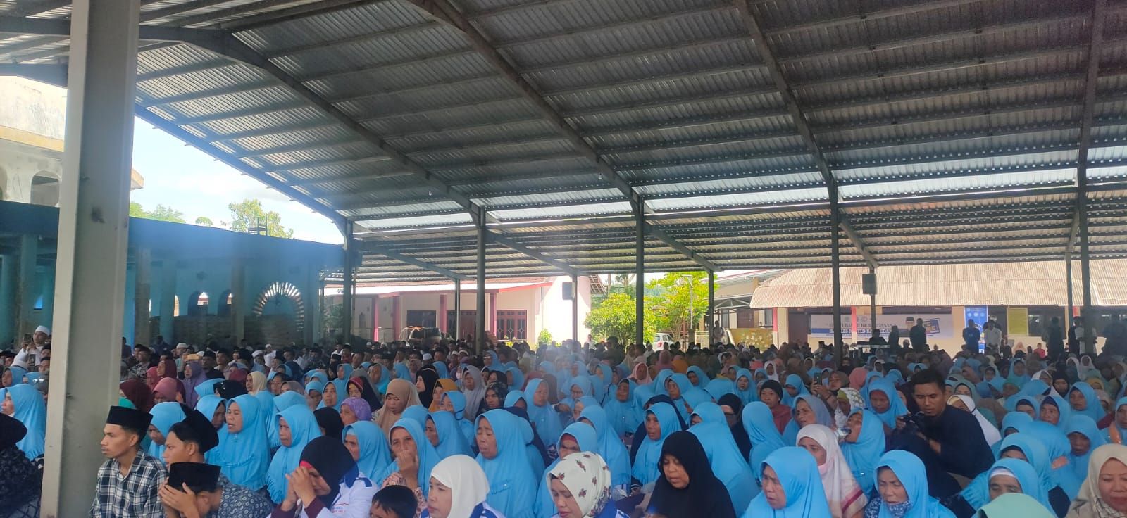Ribuan warga menyambut kehadiran Anies Basweda di YATOFA Lombok Tengah.