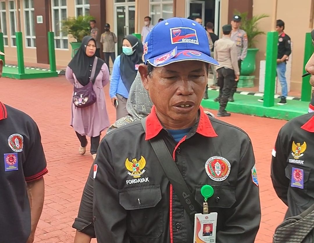 Hamsani, Ayah sekaligus suami korban pembunuhan sadis di Tanah Bumbu saat di sambangi awak media