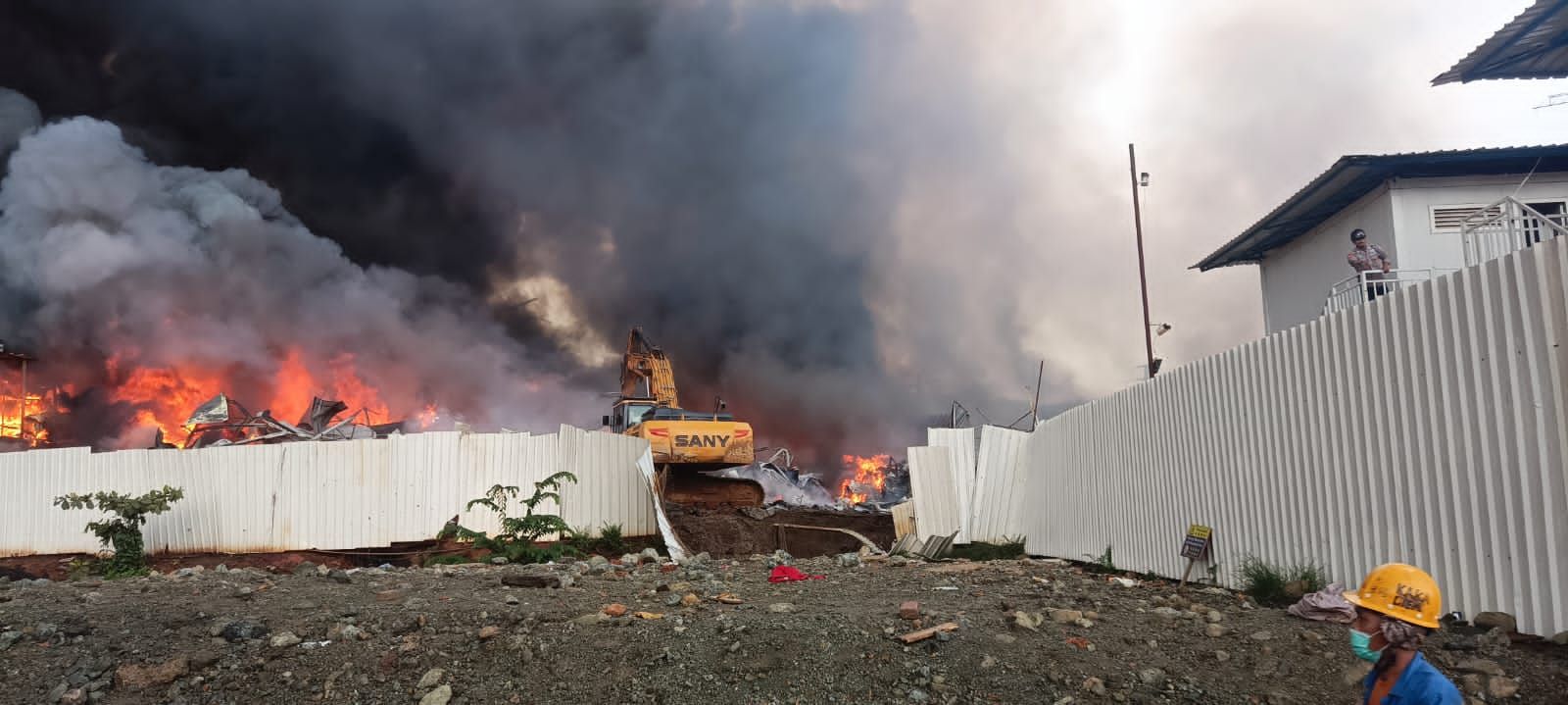 Akomodasi P PT IWIP terbakar, ratusan karyawan berhamburan keluar.