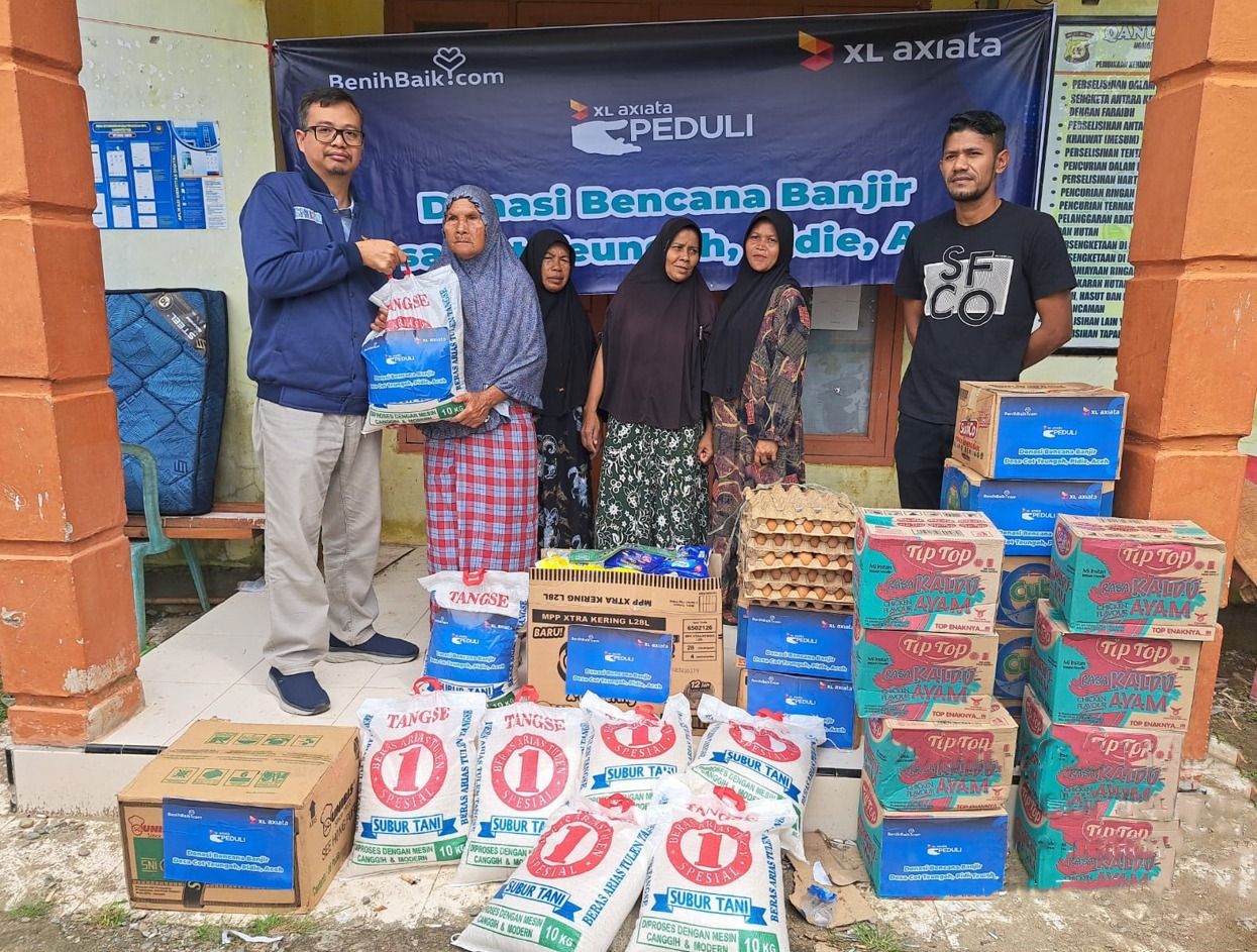 Territory Sales Manager XL Axiata area Banda Aceh, Jaka Rahmatsyah menyerahkan secara langsung donasi kepada salah seorang warga Desa Cot Teungoh, Kecamatan Pidie, Minggu 29 Januari 2023