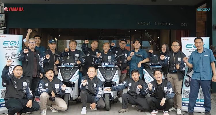 Peserta rogram Market Test atau uji coba kendaraan listrik konsep terbaru Yamaha E01 yang digelar di kawasan Batununggal, Kota Bandung, Kamis, 12 Januari 2023.