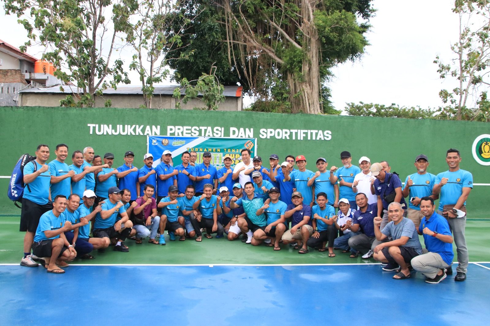 Sejumlah peserta  berfoto bersama Bupati setelah pembukaan turnamen tenis Bupati Cup 1 di Bulukumba.