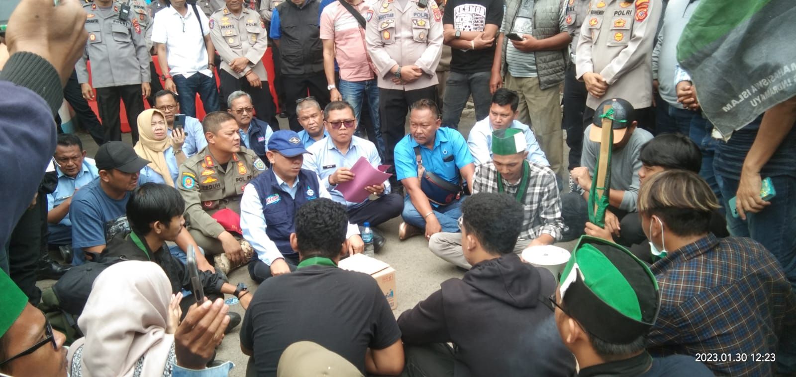 Direktur Utama Perumdam Tirta Darma Ayu Indramayu, Ady Setiawan ketika menemui para pendemo di depan Kantor PDAM Tirta Darma Ayu setempat, Senin (30/1/2023).  