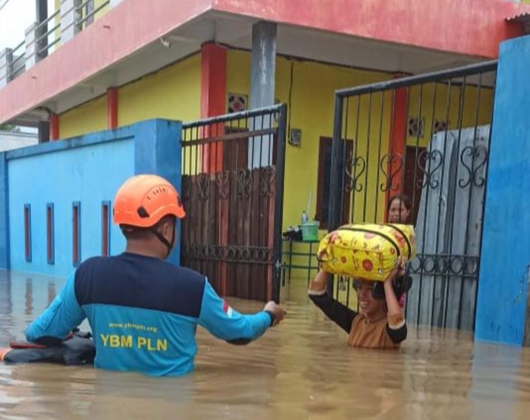 Anggota PLN Sulut membantu warga saat banjir di Manado