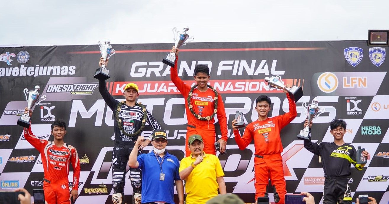 Foto: Kejurnas MX: Crossert AHRT M. Delvintor Ali (tengah) menjuarai Kejurnas Motocross 2022 pada kelas MX 2 dengan melakukan sapu bersih podium tertinggi di setiap seri. Sementara rekannya Nuzul Ramzidan (kedua kanan), meraih posisi ketiga
