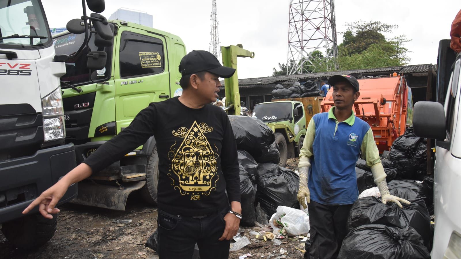 Kang Dedi Mulyadi melihat langsung sampah yang mengeluarkan bau menyengat yang diadukan warga Batununggal Kota Bandung