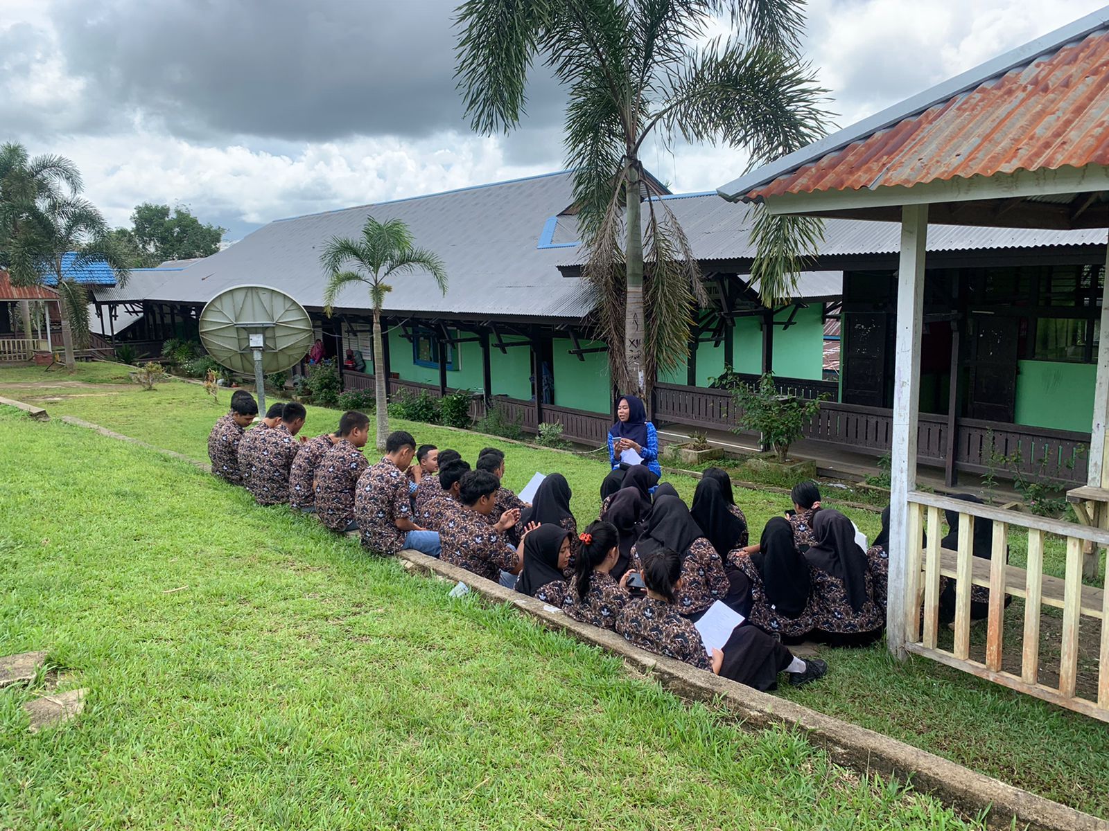 Mahasiswa PLP 2 sedang memberikan pelajaran secara outdoor di SMA N 1 Tanah Pinoh